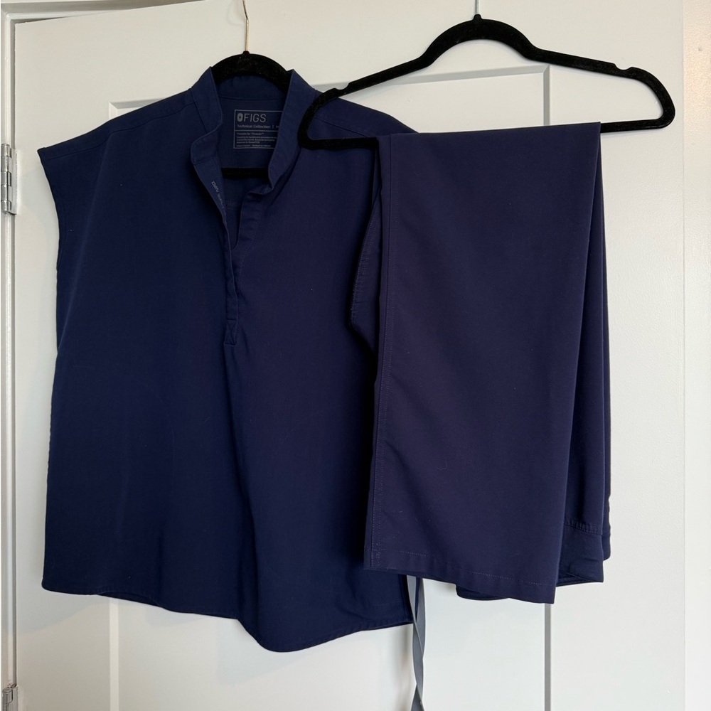 Women’s FIGS Navy Scrub Set